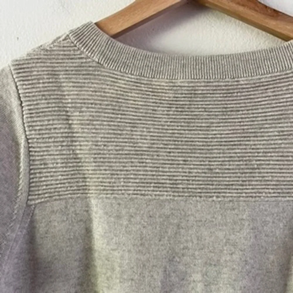 St. John Wool Crew Neck Ribbed Sweater with Zipper Detail‎ Cream size medium